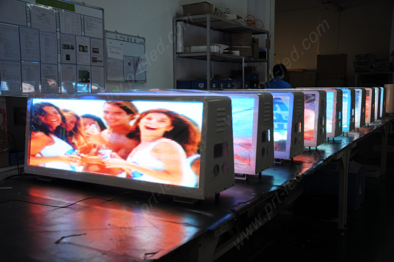 P5 Outdoor Mobile LED Display Screen on Taxi Roof with Full Color
